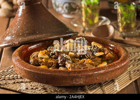 Tagine d'agneau aux pruneaux et aux amandes. L'alimentation au Maroc Banque D'Images