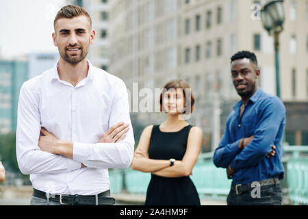 Portrait de confiance positif pour les jeunes leaders et ses employés standing outdoors Banque D'Images