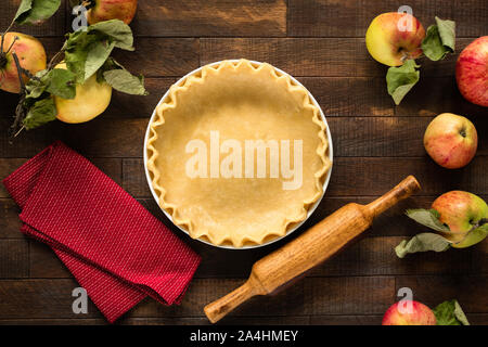 Tarte cuisson. Pâte brisée pâte en plat de cuisson prêt pour la cuisson. Automne confort alimentaire, préparation de la tarte aux pommes américaine classique Banque D'Images