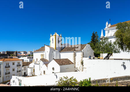 Vue panoramique de l'église Igreja de Santiago (Santiago) Château de Tavira, Algarve, Portugal Banque D'Images