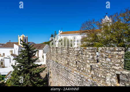 Depuis les remparts du château (Castelo de Tavira) il y a une superbe vue panoramique de la ville de Tavira, Algarve, Portugal Banque D'Images