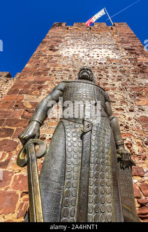 Close up de la statue du roi Sancho I de Portugal à l'entrée du château de Silves, Algarve, Portugal Banque D'Images