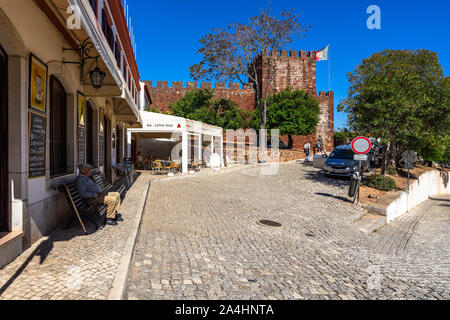 Avis de Silves, une jolie ville de l'Algarve, célèbre pour le château construit pendant la domination Moorsih. Silves, Portugal, Avril 2019 Banque D'Images