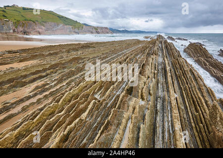 Formation rocheuse spectaculaire flysch dans la mer Cantabrique Zumaia, l'Euskadi. Espagne Banque D'Images