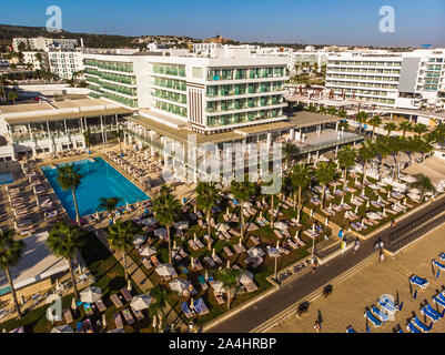 Protaras, Chypre - octobre 11. 2019. Hôtels sur la célèbre plage Sunrise Banque D'Images
