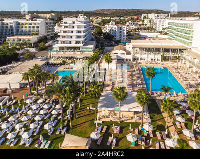 Protaras, Chypre - octobre 11. 2019. Hôtels sur la célèbre plage Sunrise Banque D'Images