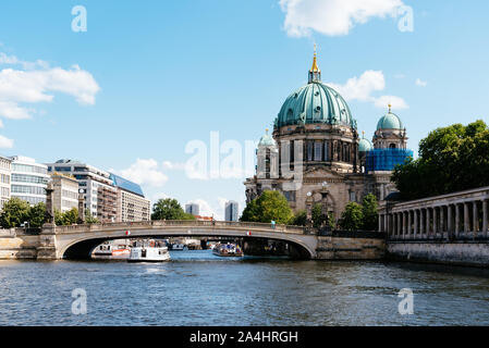 Berlin, Allemagne - 27 juillet 2019 - vue panoramique de la rivière Spree, Friedrichs Bridge et Cathédrale de Berlin, ou Berliner Dom dans l'île des Musées Banque D'Images