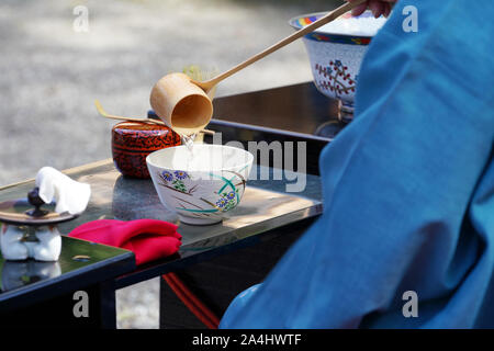 Les femmes en kimono japonais prépare la cérémonie du thé vert macha au jardin Banque D'Images