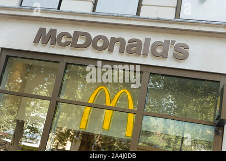 Logo signe McDonald's, Londres, Angleterre Banque D'Images