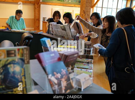 Guilford, Vermont USA. Jul 2019. Les touristes américains et asiatiques en parcourant l'attraction locale brochures à une aire de repos. Banque D'Images
