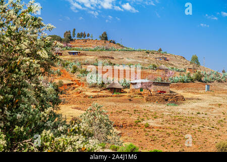 Un vilage Basotho dans les hautes terres de montagnes Maluti Banque D'Images