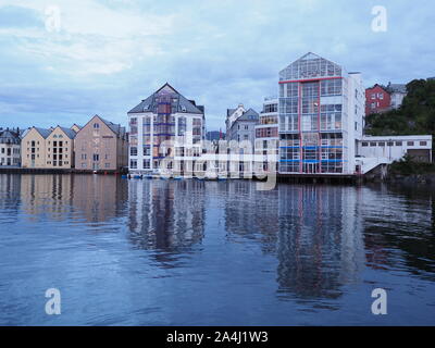 Port et sécessionnistes de couleur reflète dans l'eau dans les bâtiments de la ville d'Alesund en Norvège, ciel bleu clair en 2019 jour d'été chaud et ensoleillé sur Ju Banque D'Images