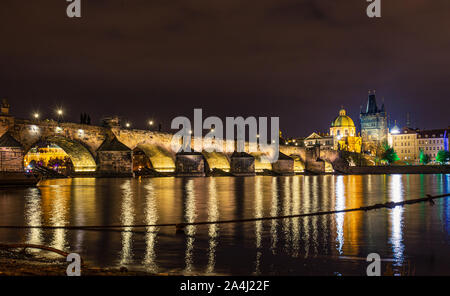Le pont Charles à Prague la nuit Banque D'Images