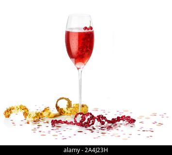 Campari cocktail dans le verre à champagne, de groseille rouge, décoré de sequins comme décoration, studio shot, Allemagne Banque D'Images