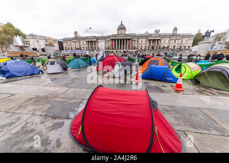 Campement de rébellion d'extinction à Trafalgar Square, Londres, Royaume-Uni. Camp de protestation. Tentes campé sur la zone en dessous de la colonne Nelson Banque D'Images