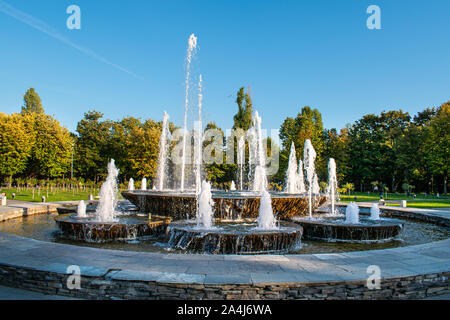 Avis d'une grande fontaine au milieu d'un parc, sur une belle soirée d'automne. Banque D'Images