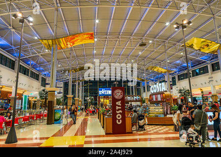 Almaty Mega Park Mall Vue intérieure au premier étage de restauration (personnes à pied et assis autour de la nuit Banque D'Images