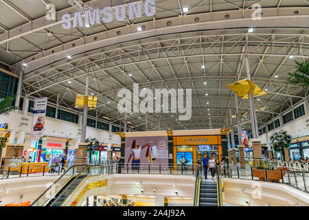 Almaty Mega Park Mall Vue intérieure au premier étage avec des magasins de vêtements des gens qui marchent autour de la nuit Banque D'Images