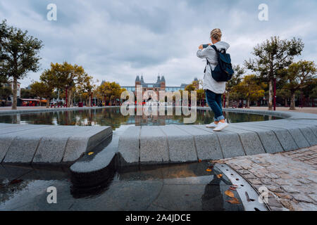 Touriste visitant Amsterdam. Voyages en Europe voyage de ville concept Banque D'Images