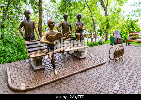 Almaty Kok Tobe Blue Hill Mountain Park Beatles vue pittoresque statue sur un jour nuageux et brumeux Banque D'Images