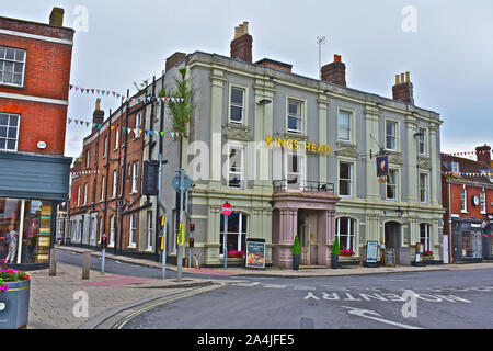 Le King's Head Hotel est un bâtiment imposant sur la place centrale de la ville de marché de Wimborne Minster. Banque D'Images