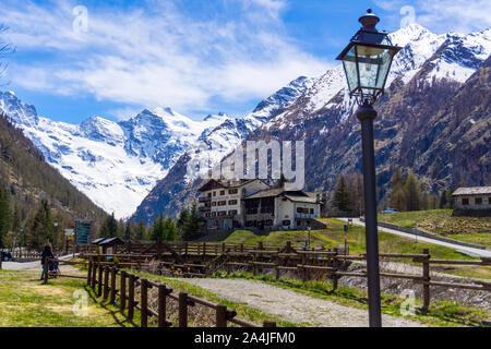 L'Italie, vallée d'Aoste, Valnontey, grand paradis au fond, l'hôtel Nefeli Homes Banque D'Images