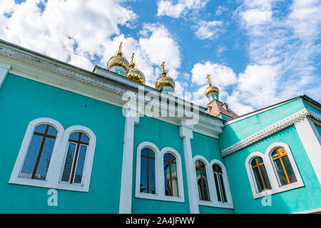 De couleur vert d'Almaty Cathédrale chrétienne orthodoxe russe de Saint Nicolas Low Angle View sur un ciel bleu ensoleillé Jour Banque D'Images