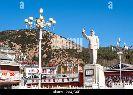 Lijiang, Chine - 13 Février 2019 : Statue de Le président Mao Zedong se tenir à Lijiang Place du peuple dans la province du Yunnan, un jour ensoleillé Banque D'Images