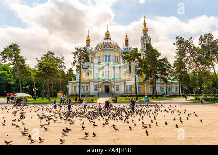 Chrétien orthodoxe russe d'Almaty Zenkov Cathédrale de l'Ascension du Seigneur voir avec les pigeons dans le parc Panfilov sur un ciel bleu ensoleillé Jour Banque D'Images