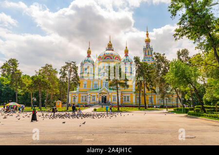 Chrétien orthodoxe russe d'Almaty Zenkov Cathédrale de l'Ascension du Seigneur voir avec les pigeons dans le parc Panfilov sur un ciel bleu ensoleillé Jour Banque D'Images