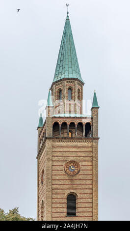 Le clocher de l'Église Sankt Matthäuskirche au centre ville de Berlin, Allemagne Banque D'Images