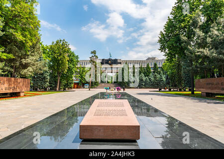 Parc d'Almaty de 28 gardes Panfilov avec vue lignes principales de Mémorial de la gloire Podvig Feat sur un ciel bleu ensoleillé Jour Banque D'Images