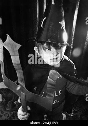 Six ans Paul Davison obtient dans l'esprit d'Halloween avec son costume macabre.son affreuse grimace est un exercice pour la fête d'Halloween organisée par l'Association Carnaval Billingham. 31 Octobre 1978 Banque D'Images