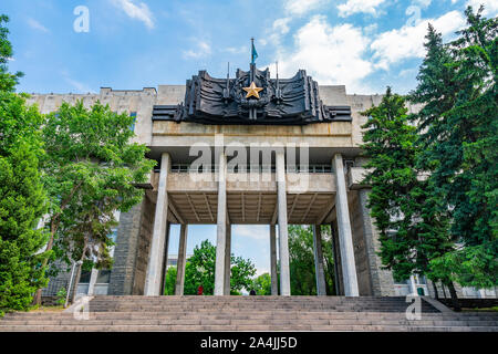 Parc d'Almaty de 28 gardes Panfilov avec vue sur Monument de gloire Podvig Feat sur un ciel bleu ensoleillé Jour Banque D'Images