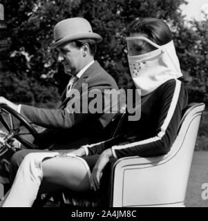 Patrick Macnee &AMP ; Diana Rigg en 1905 Vauxhall filmer les Avengers à Beaulieu 1966. Banque D'Images