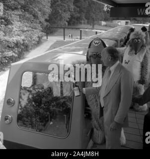 Les Wombles avec Lord Montagu à ouverture de Beaulieu 1974 Monorail. Banque D'Images