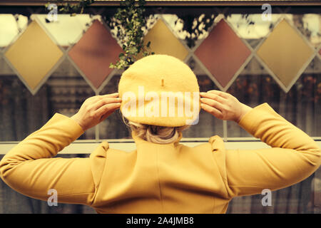 Une femme à la mode dans les couleurs tendance de l'automne Banque D'Images