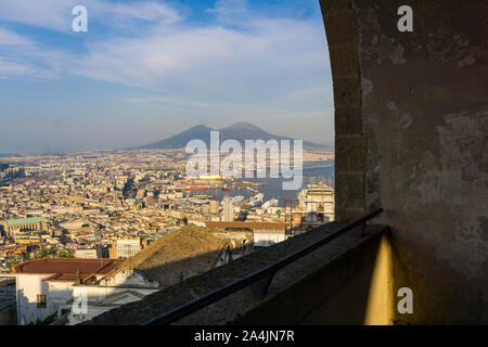 L'Italie, Campanie, Naples, paysage urbain du Castel Sant'Elmo, le Vésuve en arrière-plan Banque D'Images