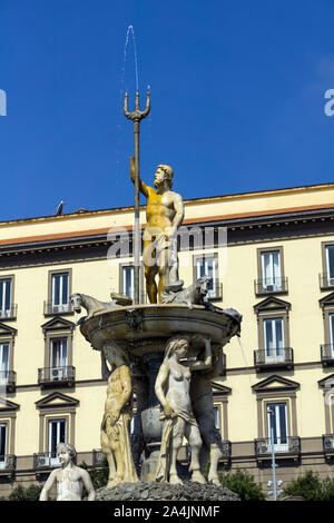 L'Italie, Campanie, Naples, fontaine de Neptune de la Piazza del Municipio Banque D'Images