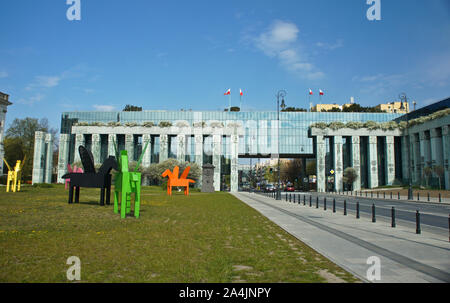 21, avril 2019, Varsovie, Pologne. Pegasus Sculptures à Varsovie, l'édifice de la Cour suprême à Varsovie Banque D'Images