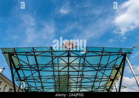Métro d'Almaty Auezov Theatre Métro Station Low Angle View de la porte d'entrée menant à l'adoption en cours Banque D'Images