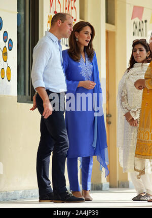 Le duc et la duchesse de Cambridge, lors d'une visite à une école dans le centre d'Islamabad au deuxième jour de la visite royale au Pakistan. PA Photo. Photo date : mardi 15 octobre, 2019. Voir PA story Tournée royale. Crédit photo doit se lire : Ian Vogler/Daily Mirror/PA Wire Banque D'Images