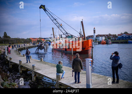 13 octobre 2019, Mecklembourg-Poméranie-Occidentale, Timmendorf (poel) : le bassin du port du havre Timmendorf est dragué avec le bateau de 'Marete Chris" du Danemark. En plus le bateau-pilote et des bateaux de pêche, de nombreux bateaux à voile et bateaux à moteur Utilisez le petit port sur la mer Baltique île de Poel en été. Photo : Jens Büttner/dpa-Zentralbild/ZB Banque D'Images