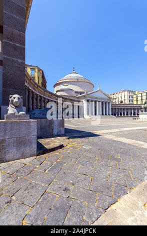 L'Italie, Campanie, Naples, Piazza del Plebiscito, basilique San Francesco da Paola Banque D'Images