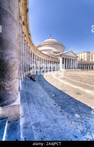 L'Italie, Campanie, Naples, Piazza del Plebiscito, basilique San Francesco da Paola Banque D'Images