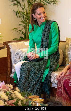 La duchesse de Cambridge lors d'une rencontre officielle avec le président du Pakistan Arif Alvi au palais présidentiel à Islamabad au cours de la deuxième journée de la visite royale. Banque D'Images