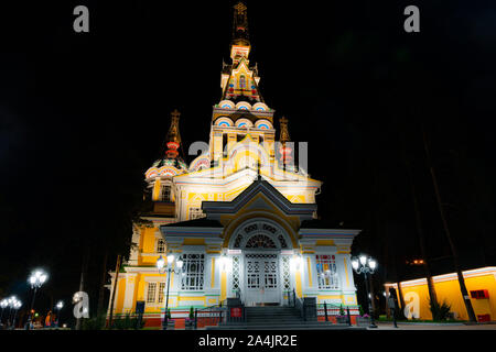 Chrétien orthodoxe russe d'Almaty Zenkov Cathédrale Ascension Low Angle View en fin de nuit au parc Panfilov Banque D'Images