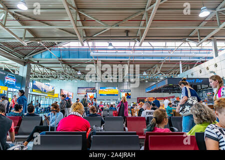 Les gens de l'Aéroport International d'Almaty à porte de départ assis autour d'attente et d'entrer dans leur avion Banque D'Images