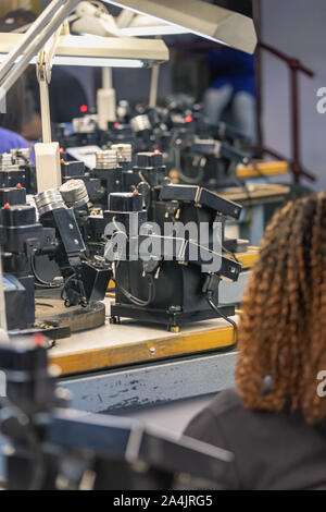 Machines pour polir des diamants, diamants, de classement de la femme africaine. En Afrique , le Botswana Banque D'Images