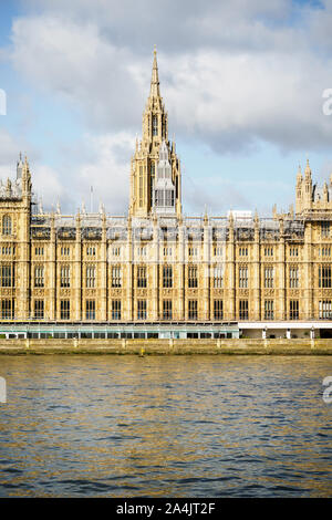 Le Palais de Westminster et de la Tamise à Londres Banque D'Images